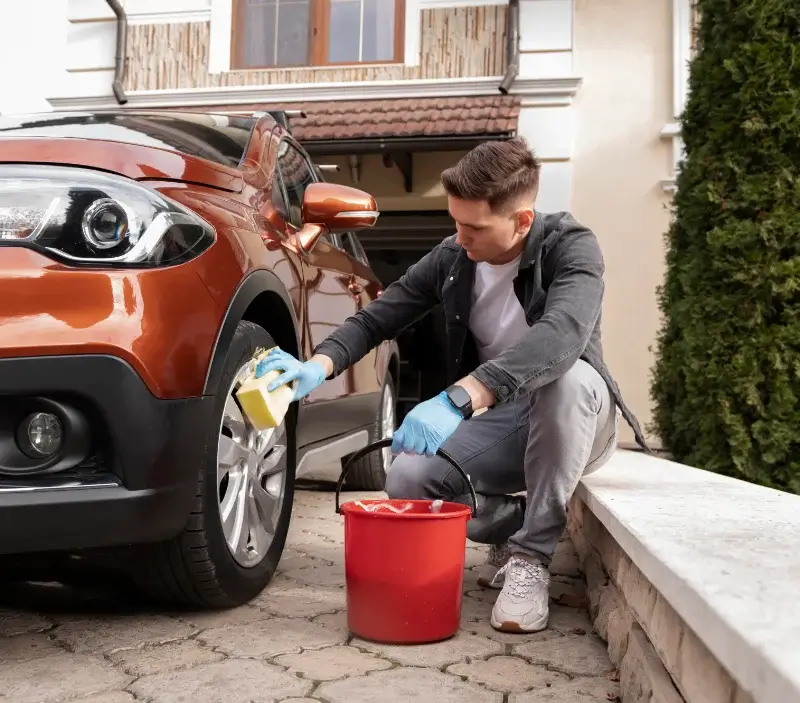 Lavage auto à domicile Saint-Gérand-le-Puy : professionnel intervenant sur un véhicule